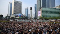 Dihari yang sama, Car Free Day (CFD) yang digelar di Jakarta membludak. Lautan manusia memenuhi kawasan Bundaran HI saat hari bebas kendaraan. Diketahui, tumpah ruah ribuan warga karena adanya konser Maliq & Dessentials. ANTARA FOTO/Akbar Nugroho Gumay