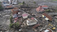 Minggu, 12 Mei 2024, banjir bandang menerjang kawasan Sumbar hingga menelan korban jiwa sebanyak 67 orang dan 20 lainnya masih hilang. . Sementara itu, 37 orang mengalami luka-luka, serta 3.396 jiwa mengungsi. AP Photo/Sutan Malik Kayo