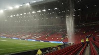 Senin, 13 Mei 2024, momen memalukan terlihat di Stadion Old Trafford, markas Manchester United saat menjamu Arsenal. Pasalnya, atap Old Trafford bocor hingga muncul air terjun. AP Photo/Dave Thompson
