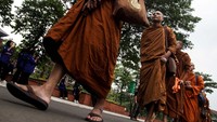 Selasa, 14 Mei 2024, sebanyak 40 Biksu dari 4 negara jalani ritual Thudong berjalan kaki sekitar 500 km menuju Candi Borobudur dalam rangka peringatan Waisak. Para biksu ini dijadwalkan akan sampai di Candi Borobudur pada Senin, 20 Mei 2024. Andhika Prasetia/detikcom