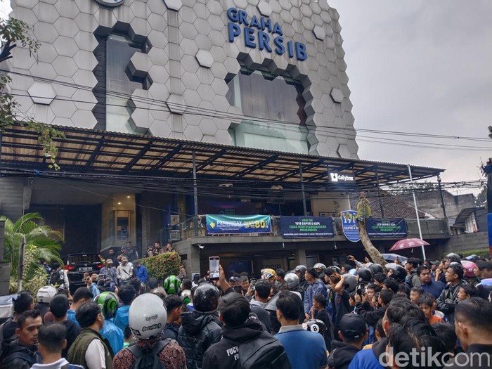 Bobotoh beri suport untuk pasukan Maung Bandung.