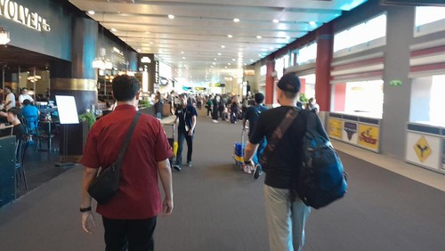 Bule Rusia berinisial DL (kanan) dideportasi, Jumat (17/5/2024).