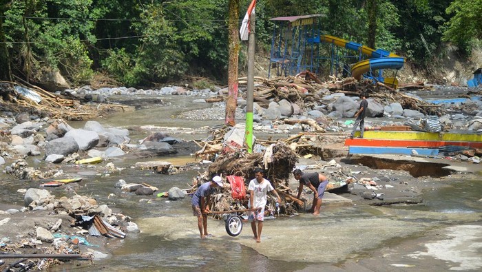 Sejumlah rumah hancur akibat banjir bandang sepekan lalu di kawasan Lembah Anai, Tanah Datar, Sumatera Barat, Sabtu (18/5/2024). Menurut catatan Wahana Lingkungan Hidup Indonesia (WALHI) Sumbar,  kawasan Lembah Anai Merupakan hulu dari Daerah Aliran Sungai (DAS) Anai yang berfungsi sebagai daerah tangkapan air guna menjaga kelestarian fungsi DAS Anai dan harusnya tidak ada bangunan di sempadan sungai. ANTARA FOTO/Iggoy el Fitra/foc.