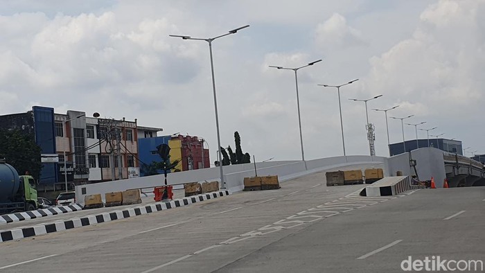 Flyover Sekip Ujung Palembang belum dibuka karena masalah lahan yang terhambat.