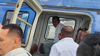 Menteri Investasi/Kepala BKPM Bahlil Lahadalia meninjau kebun tebu di Merauke, Papua Selatan.