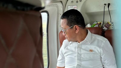 Gaya Menteri Bahlil Tinjau Perkebunan Tebu di Merauke
