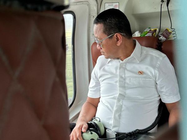 Gaya Menteri Bahlil Tinjau Perkebunan Tebu di Merauke