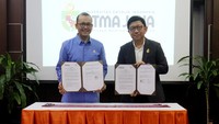 Rektor Unika Atma Jaya Prof Yuda Turana (kanan) bersama Ketua Umum PERHUMAS (Perhimpunan Hubungan Masyarakat Indonesia) Boy Kelana Soebroto (kiri) menunjukkan naskah Mou kerja sama usai penandatangan di Jakarta.