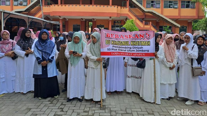 guru aksi protes penetapan rekan seprofesi mereka sebagai tersangka