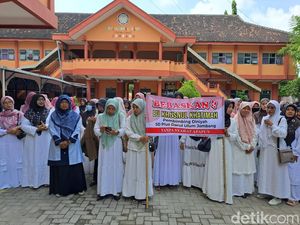 Ratusan Guru Jombang Protes Rekannya Jadi Tersangka Rusaknya Mata Anak Polisi