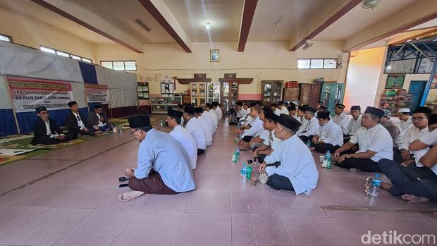 guru aksi protes penetapan rekan seprofesi mereka sebagai tersangka