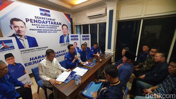 Herman Deru kembalikan formulir di Demokrat Sumsel.