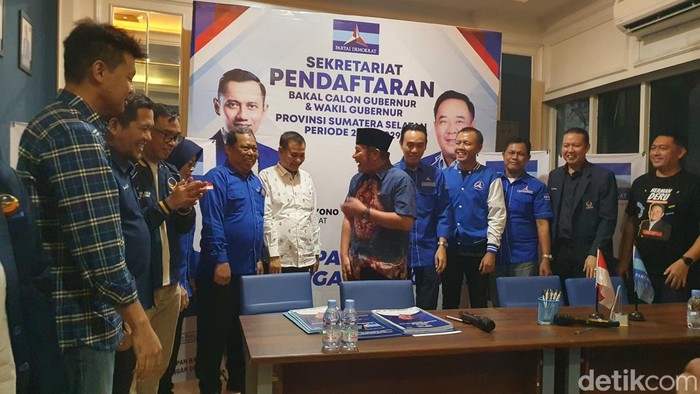 Herman Deru mengembalikan formulir pendaftaran di DPD Demokrat Sumsel.