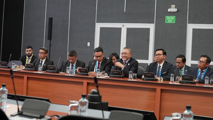Pemerintah Indonesia melalui Kementerian Perdagangan mendorong kerja sama impor sapi hidup dalam rangka untuk memenuhi kebutuhan akan daging sapi nasional.