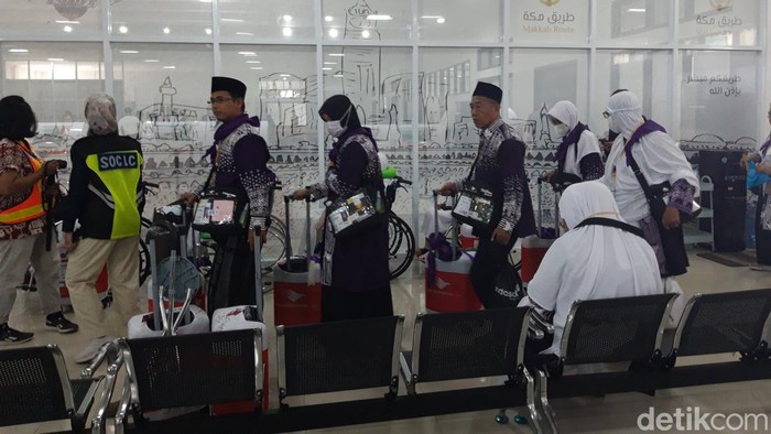 Jemaah calon haji Embarkasi Solo memasuki Makkah Route di Bandara Adi Soemarmo untuk menjalani pemeriksaan imigrasi dari Pemerintah Arab Saudi.
