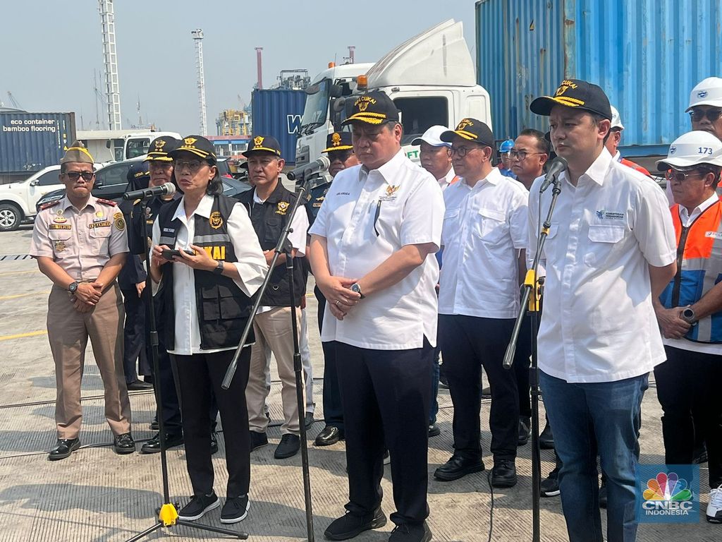 Menteri Keuangan, Sri Mulyani memberi keterangan pers didampingi Menteri Koordinator Bidang Perekonomian, Airlangga Hartarto, an Wakil Menteri Perdagangan, Jerry Sambuaga dalam konferensi pers Sosialisasi Permendag 8/2024 dan Peninjauan terkait Pengaturan Kembali Kebijakan Lartas Barang Impor di  Jakarta International Container Terminal (JICT) Tanjung Priok, Sabtu, 18/5. (CNBC Indonesia/Lynda Hasibuan)