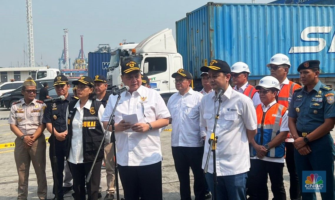 Menteri Koordinator Bidang Perekonomian, Airlangga Hartarto didampingi Menteri Keuangan, Sri Mulyani dan Wakil Menteri Perdagangan, Jerry Sambuaga dalam konferensi pers Sosialisasi Permendag 8/2024 dan Peninjauan terkait Pengaturan Kembali Kebijakan Lartas Barang Impor di  Jakarta International Container Terminal (JICT) Tanjung Priok, Sabtu, 18/5. (CNBC Indonesia/Lynda Hasibuan)