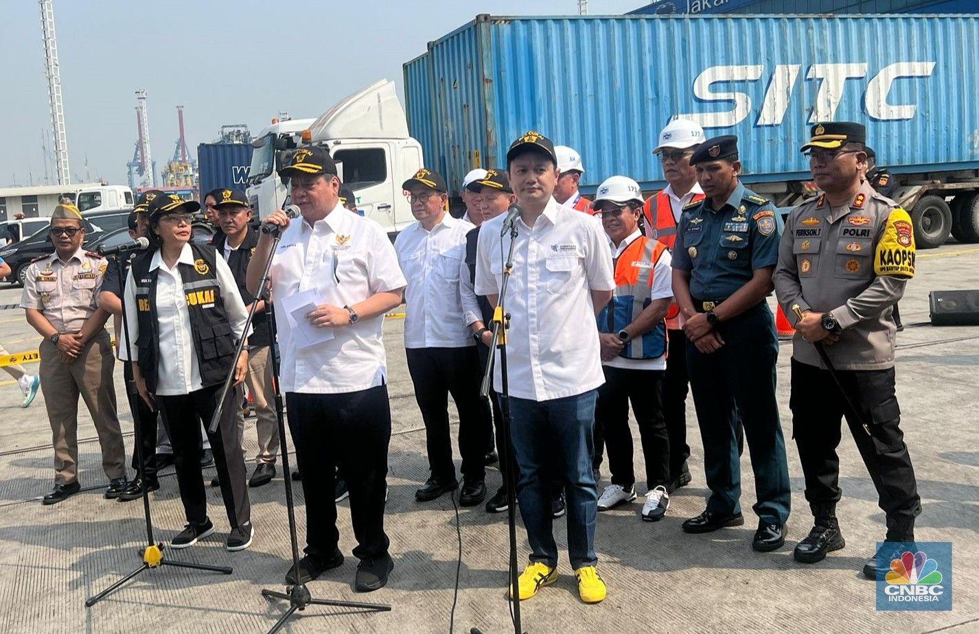 Menteri Koordinator Bidang Perekonomian, Airlangga Hartarto didampingi Menteri Keuangan, Sri Mulyani dan Wakil Menteri Perdagangan, Jerry Sambuaga dalam konferensi pers Sosialisasi Permendag 8/2024 dan Peninjauan terkait Pengaturan Kembali Kebijakan Lartas Barang Impor di  Jakarta International Container Terminal (JICT) Tanjung Priok, Sabtu, 18/5. (CNBC Indonesia/Lynda Hasibuan)