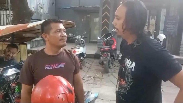 Jukir liar palak pengendara mobil di Makassar (kiri) ditangkap.