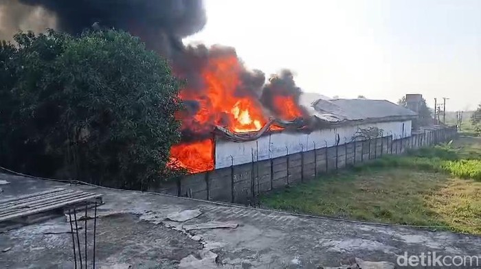 Kebakaran pusat oleh-oleh Kaboki di Pasuruan