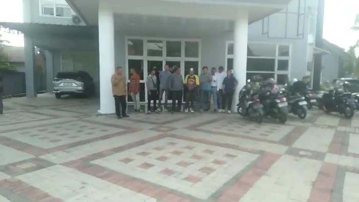 Keluarga korban pelecehan dan aktivis geruduk Kantor Dinas Koperasi dan UMKM Muba