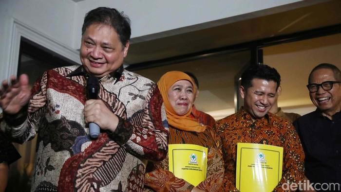 Ketum Golkar Airlangga Hartarto bersama Khofifah-Emil