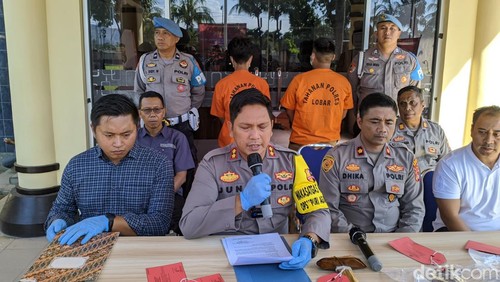 Konferensi pers pengungkapan kasus penyerangan dan penganiayaan warga di Mapolres Lombok Barat, Sabtu (18/5/2024). (Foto: Ahmad Viqi/detikBali)