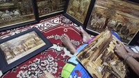 Karya seni itu dijual ke berbagai daerah dengan harga Rp200 ribu hingga Rp6 juta per lukisan. 