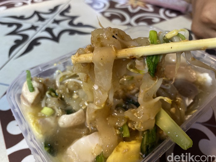 Kwetiau Goreng Pontianak dalam piring saji