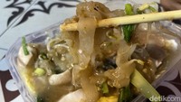 Menu kwetiau siram yang paling bikin nagih. Kamu bisa memadukannya dengan isi daging sapi atau seafood. Foto: detikFood/Yenny Mustika Sari