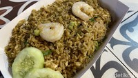 Nasi goreng dari Kaetiau Aboy ini juga menggugah selera. Nasinya menggunakan beras pera, jadi teksturnya tidak menempel. Rasa gurihnya juga pas di lidah, isi udangnya hanya 2 ekor saja.  Foto: detikFood/Yenny Mustika Sari