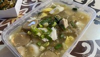 Ternyata, racikan kwetiau siram seafood lebih memikat selera kami. Kuahnya tak begitu kental, tapi gurihnya lebih keluar. Foto: detikFood/Yenny Mustika Sari