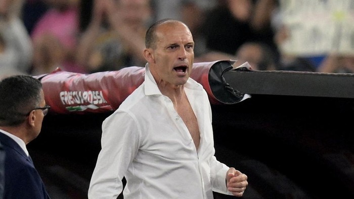 FILE PHOTO: Soccer Football - Coppa Italia - Final - Atalanta v Juventus - Stadio Olimpico, Rome, Italy - May 15, 2024 Juventus coach Massimiliano Allegri walks off the pitch after he is shown a red card by referee Fabio Maresca REUTERS/Daniele Mascolo/File Photo