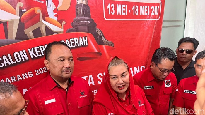 Mbak Ita didampingi suami saat kembalikan formulir pendaftaran cawalkot ke kantor DPC PDIP Kota Semarang, Sabtu (18/5/2024).