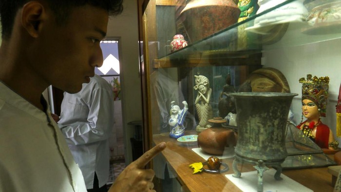 Melihat Barang Peninggalan Kerajaan Blambangan di Banyuwangi Pengunjung mengamati koleksi yang dipamerkan di Omahseum di Banyuwangi, Jawa Timur, Sabtu (18/5/2024). Museum yang berisikan koleksi barang-barang peninggalan kerajaan Blambangan kuno abad-13 itu diharapkan selain menjadi daya tarik wisatawan juga dapat memberikan edukasi terkait sejarah Banyuwangi. ANTARA FOTO/Budi Candra Setya/wpa.