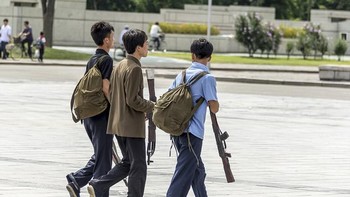 Para tentara yang baru pulang dari berlatih baris berbaris. Mereka menenteng senapan imitasi untuk keperluan latihan. Foto: Pen News