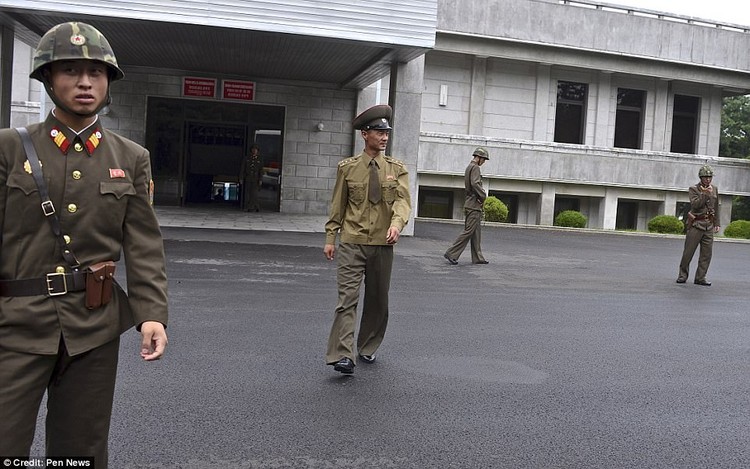 Melihat Potret Candid Tentara Korut yang Tampak Menyedihkan