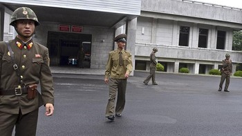 Foto candid saat melewati kantor yang dijaga tentara. Foto: Pen News