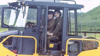 Dua tentara yang cantik jelita di atas traktor. Foto: Pen News