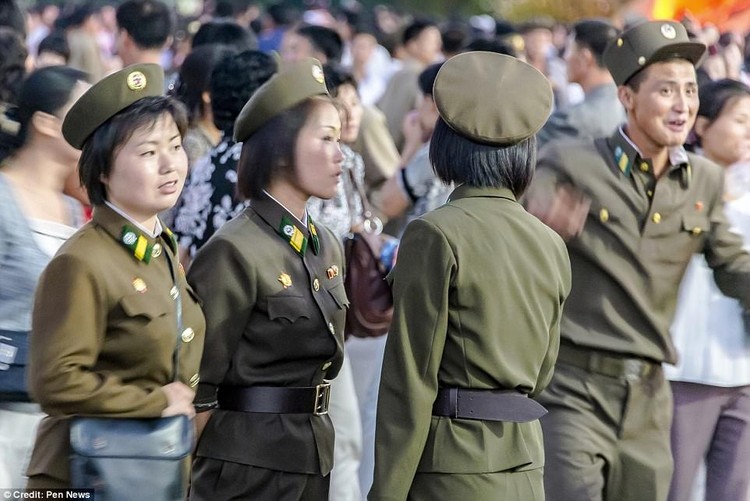 Melihat Potret Candid Tentara Korut yang Tampak Menyedihkan Melihat Potret Candid Tentara Korut yang Tampak Menyedihkan