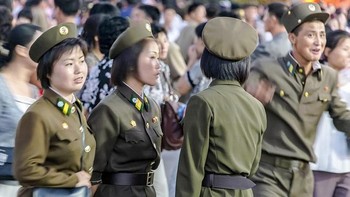 Wajah tentara di sana yang ternyata tidak segarang yang diduga orang. Ini saat mereka berkumpul dan mengobrol seperti biasa. Foto: Pen News