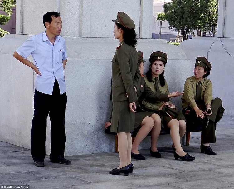 Melihat Potret Candid Tentara Korut yang Tampak Menyedihkan Melihat Potret Candid Tentara Korut yang Tampak Menyedihkan