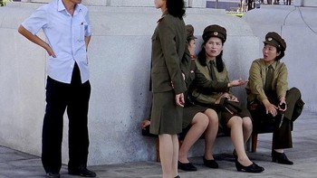 Korut sangat membatasi wilayahnya dijepret dengan kamera atau ponsel, tapi cukup banyak yang lolos. Ini potret warga sipil mengobrol dengan tentara perempuan. Foto: Pen News