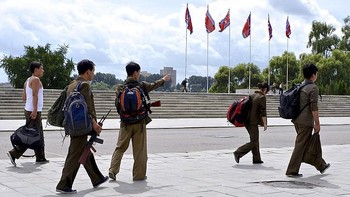 Para fotografernya sendiri menolak untuk diidentifikasi namanya, mungkin takut bersinggungan dengan otoritas Korut. Foto: Pen News