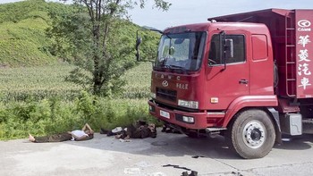 Foto-foto terlarang ini diamblil di wilayah Mount Kumgang dan Wonsan. Tampak di sini tentara Korut lelah tiduran di sisi truk. Foto: Pen News