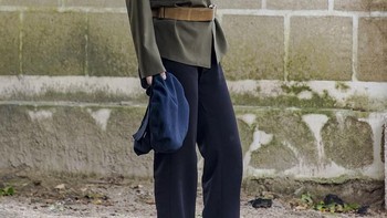 Seorang tentara perempuan berseragam tapi memakai sepatu hak tinggi. Foto: Pen News