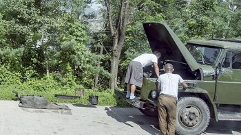 Tampak tentara Korut memperbaiki truk yang mogok. Foto: Pen News