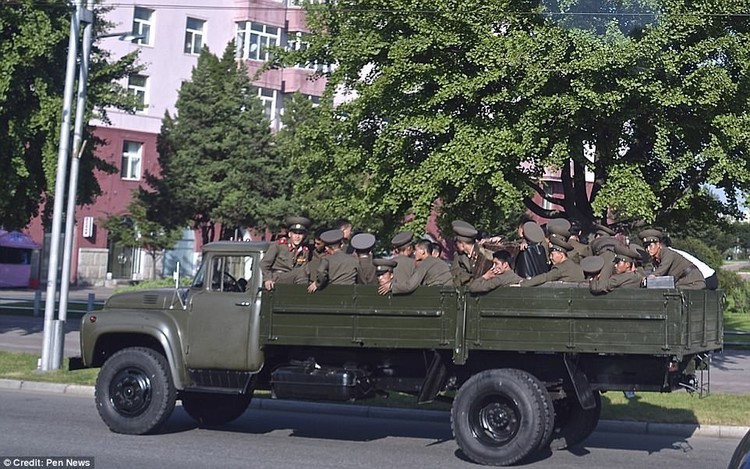 Melihat Potret Candid Tentara Korut yang Tampak Menyedihkan