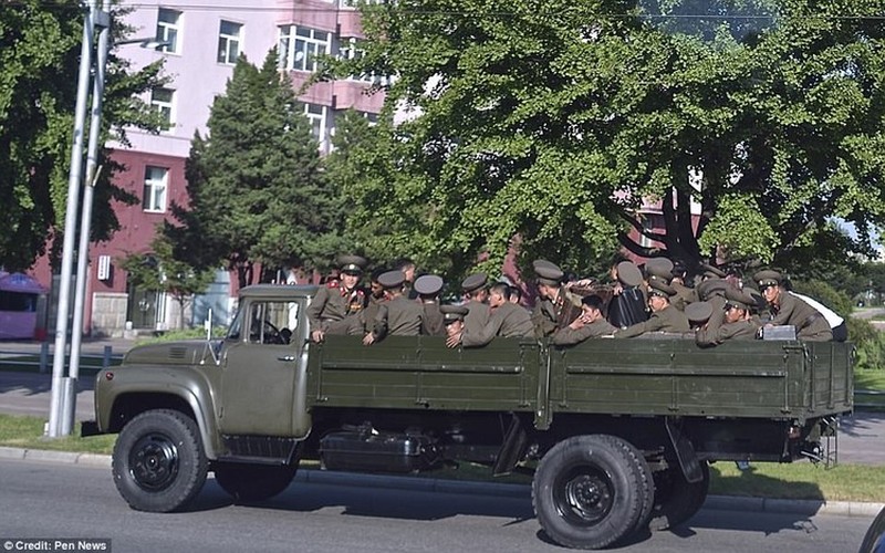 Melihat Potret Candid Tentara Korut yang Tampak Menyedihkan