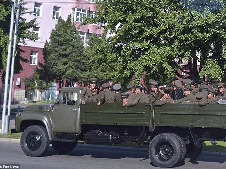 Melihat Potret Candid Tentara Korut yang Tampak Menyedihkan